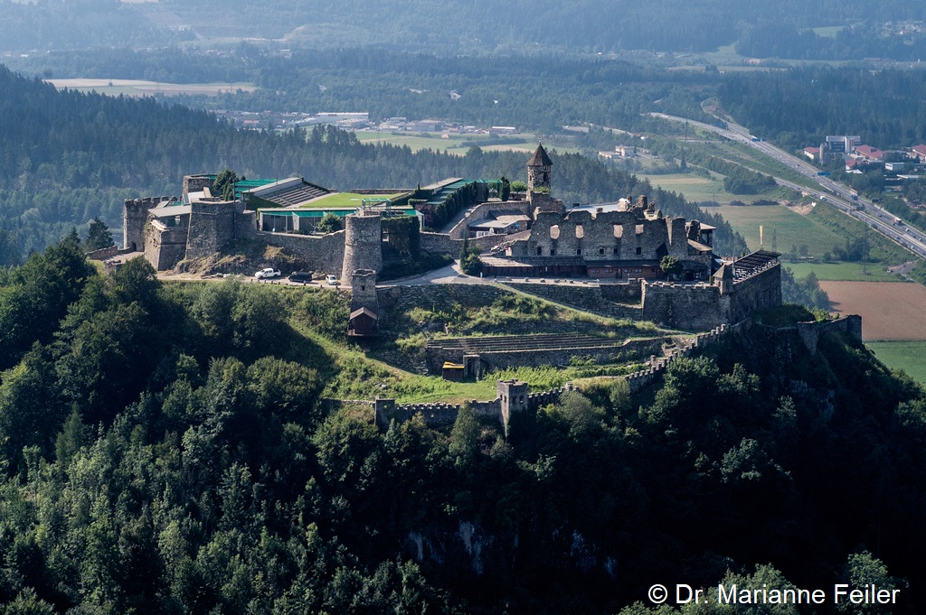 Burg Landskron mit Affenberg und Adlerarena